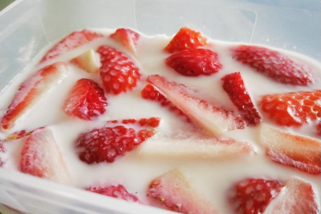 应锺做的草莓酸奶冻