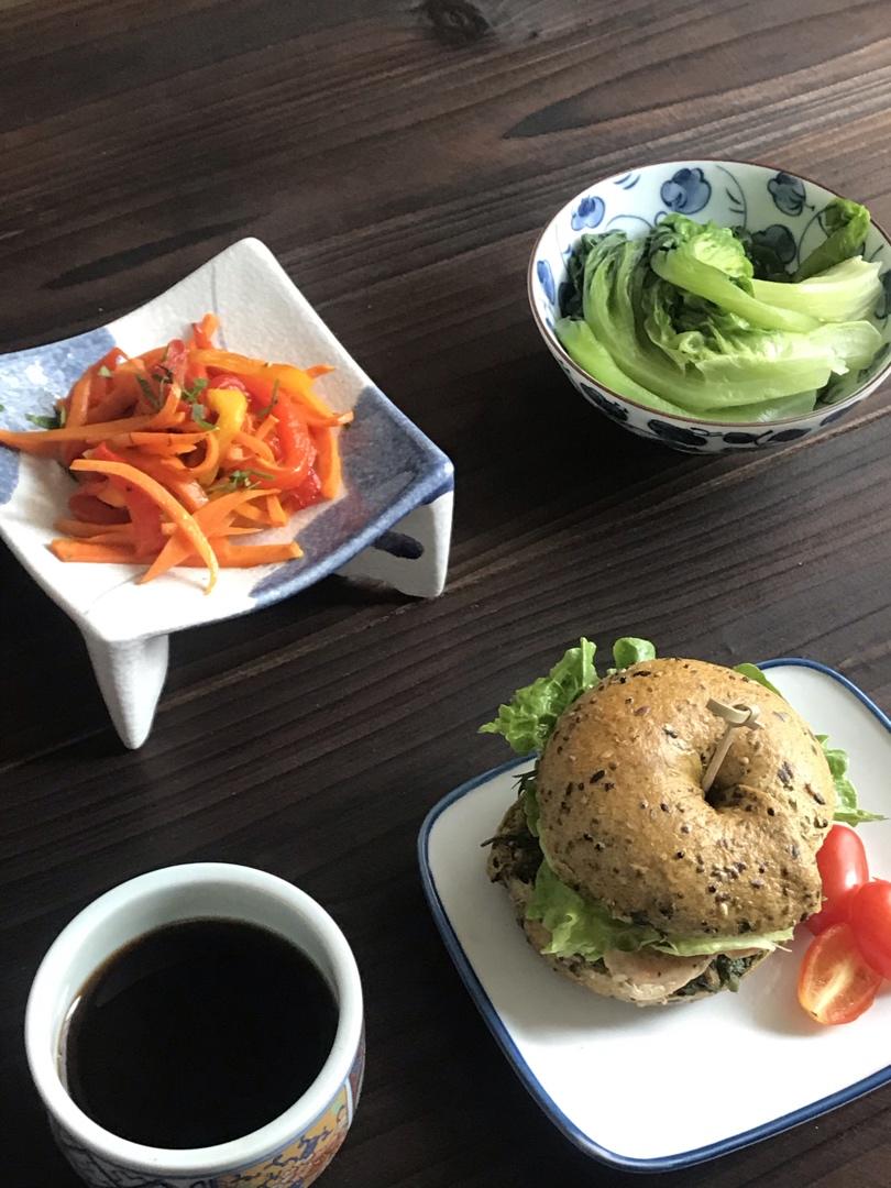 青酱鸡胸肉贝果三明治