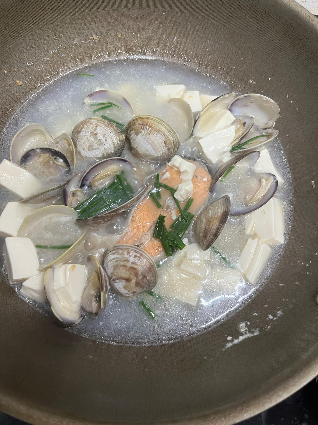 三文鱼沙白豆腐汤儿童最爱又营养