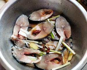 〈熏鲅鱼〉，记忆中的味道，欣小厨 😉的做法 步骤5
