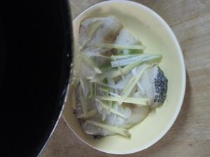 鲜哥的海鲜料理大餐之清蒸银鳕鱼的做法 步骤4
