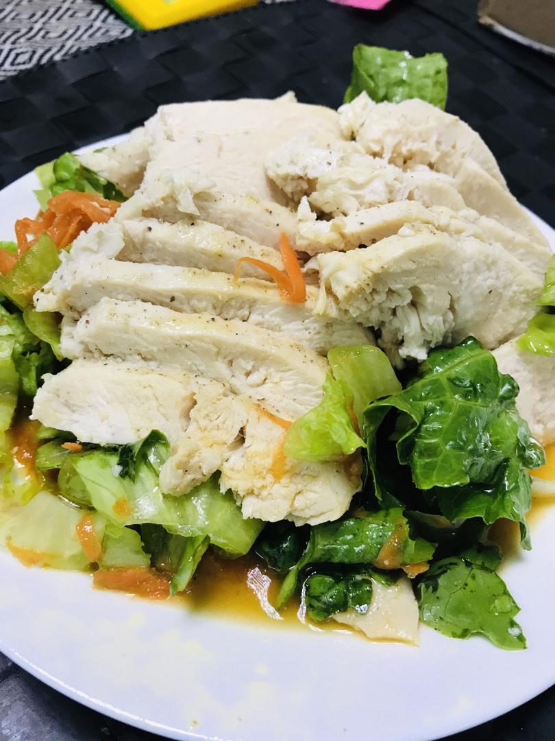 香煎鲜嫩多汁的黑椒鸡胸肉