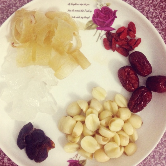 桂圆莲子炖鱼胶