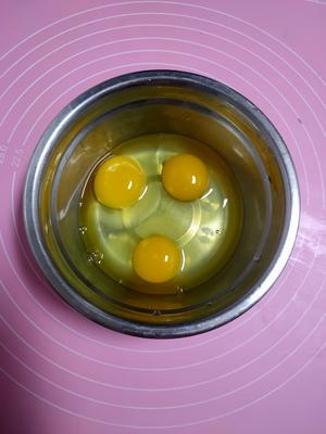 孔雀开屏——葱花鸡蛋卷的做法 步骤1