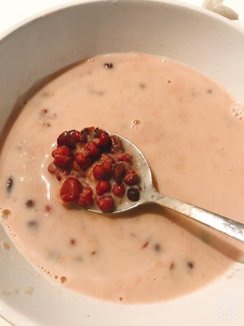 红枣红豆薏仁牛奶粥