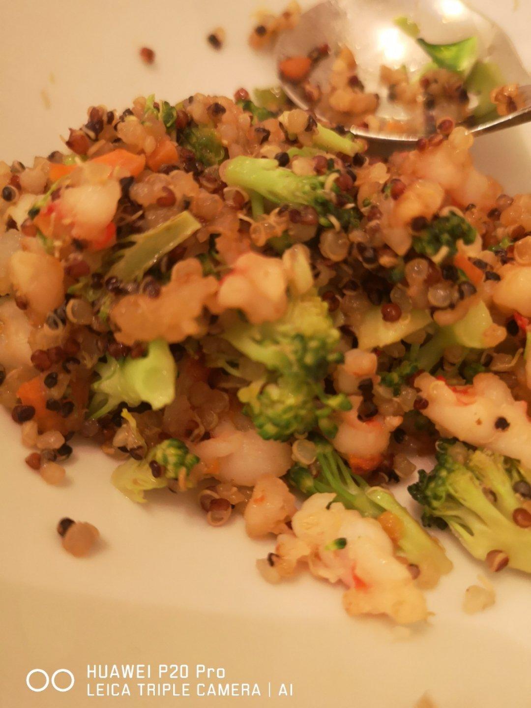 给宝宝的西兰花虾仁炒饭