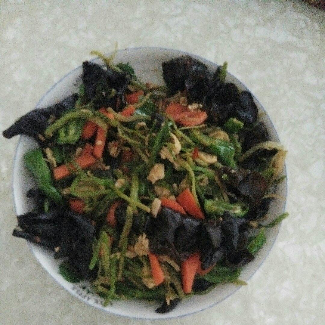 芹菜木耳炒鸡蛋