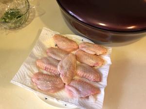“轻”爱妈妈+盐煎鸡翅（不用油做的快手菜）的做法 步骤6