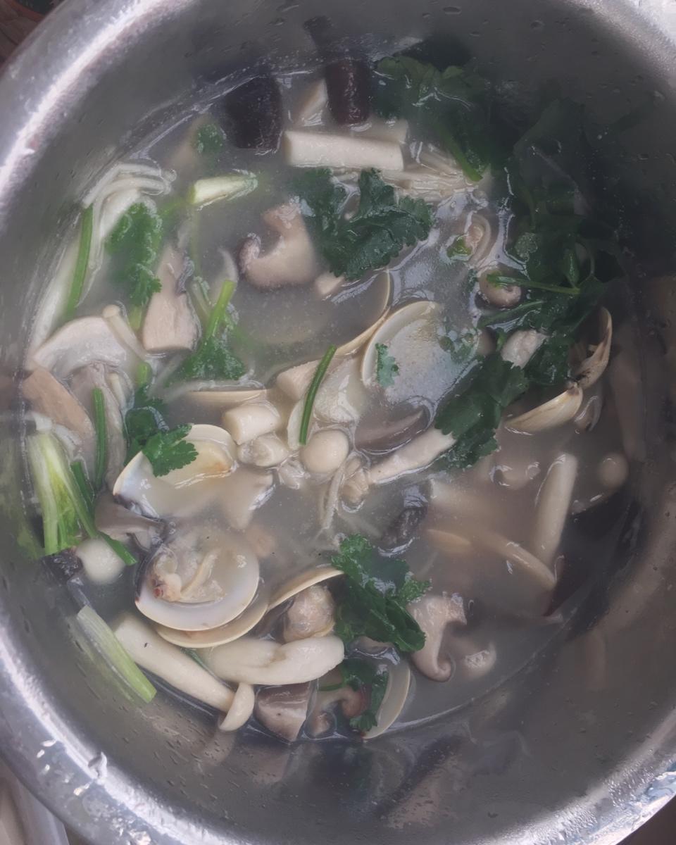 杂菌白贝豆腐汤