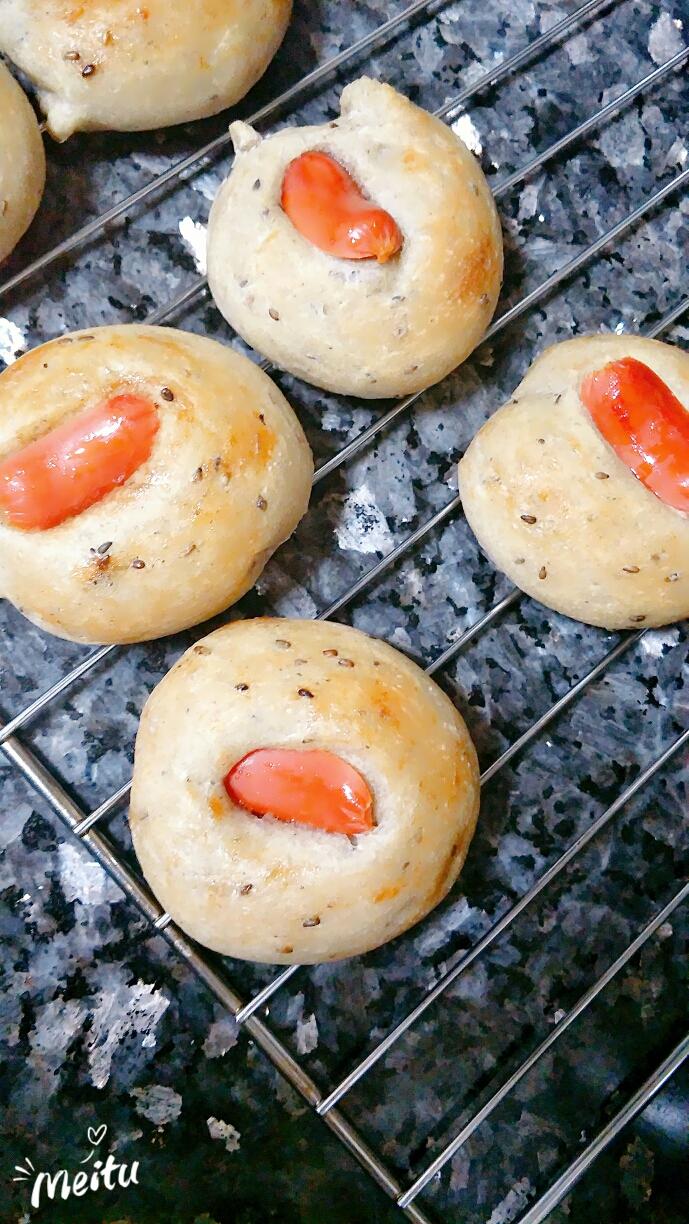 健康全麦芝麻香肠面包