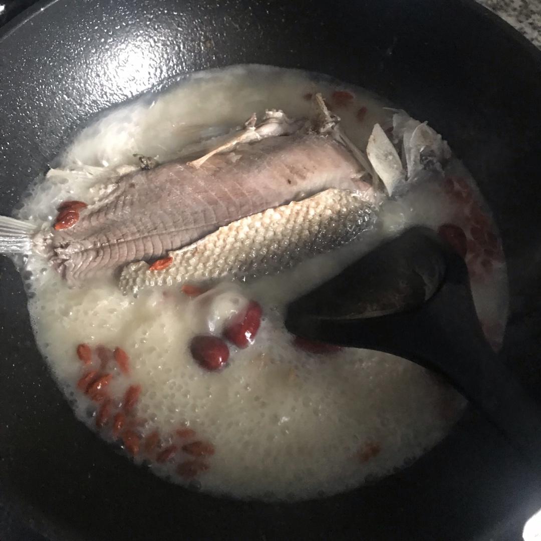 鲫鱼下奶汤