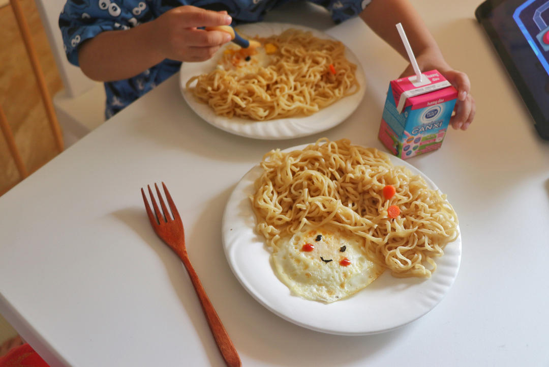 六一儿童节宝宝餐：卡通酱油炒面