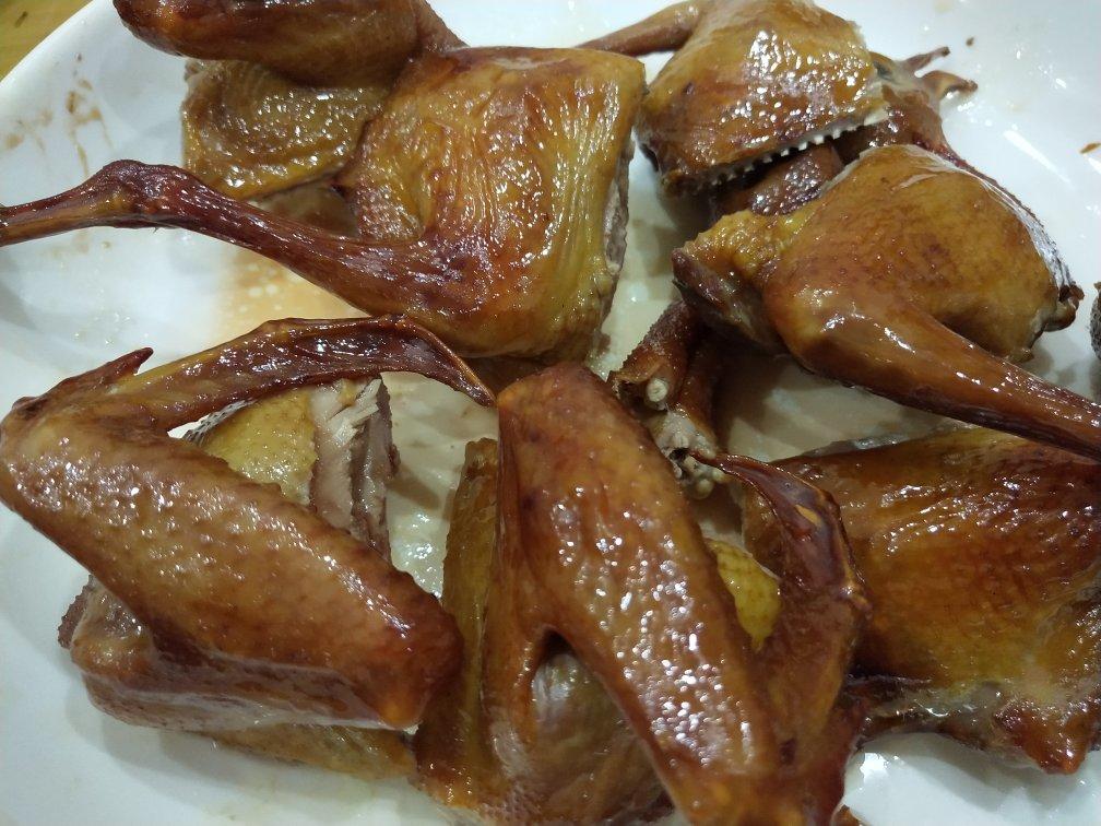 烤乳鸽只需两步（腌制+进烤箱）～一人一只肯定不够吃😋