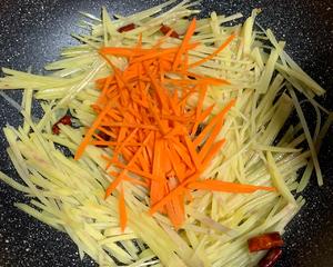 红黄绿三色“胡萝卜土豆丝炒韭菜”的做法 步骤6