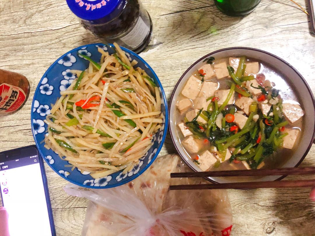 茼蒿炖豆腐的做法