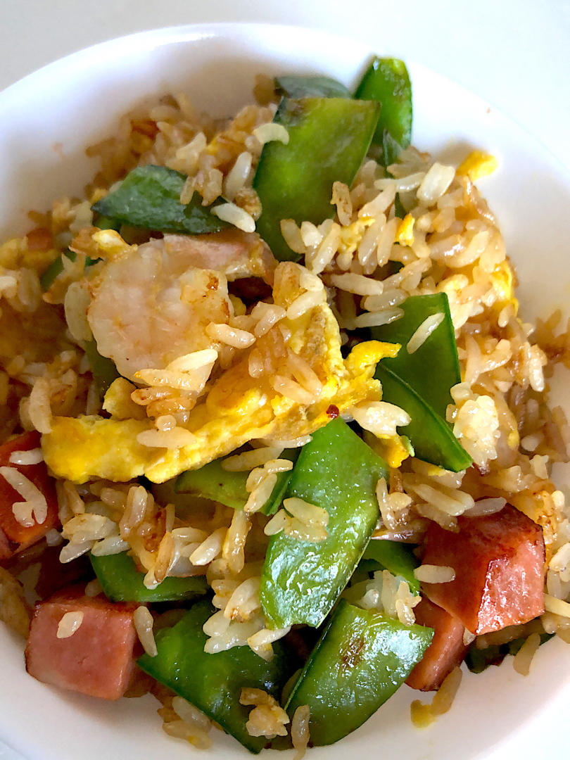 儿子小时候常吃的蛋炒饭：四季豆虾仁火腿肠蛋炒饭