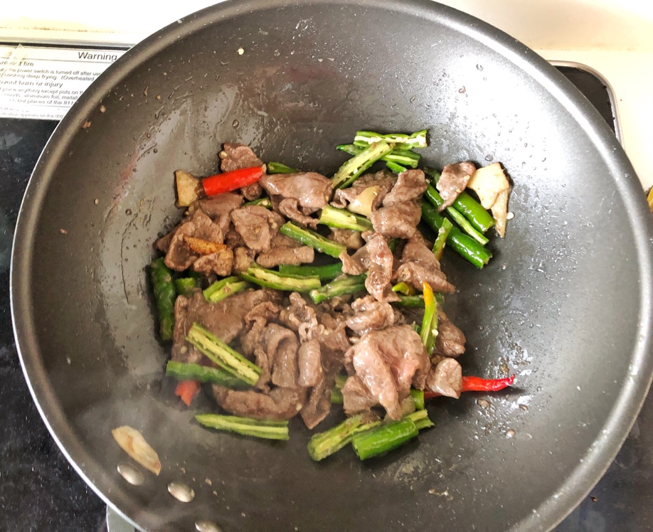 青椒炒牛肉的做法 步骤6