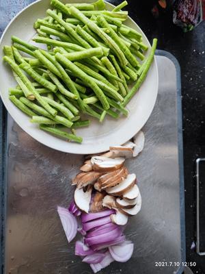 黑椒豆角-一招解决冰箱剩菜的做法 步骤1