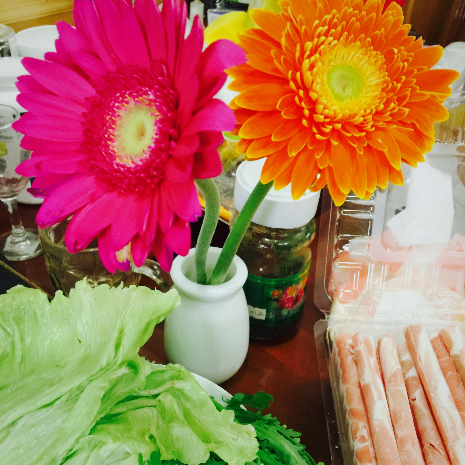 鲜花开在餐桌旁