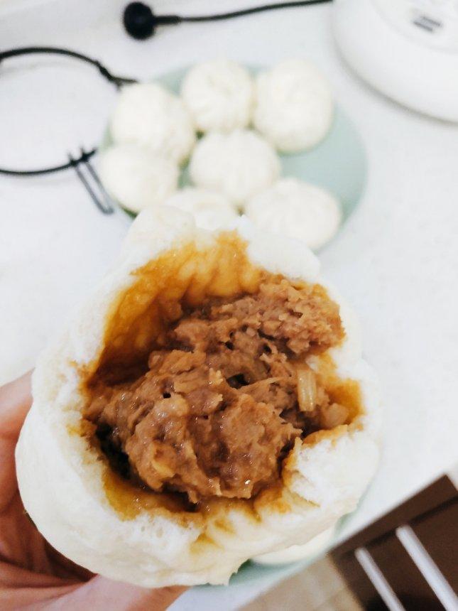 松软多汁的肉包子