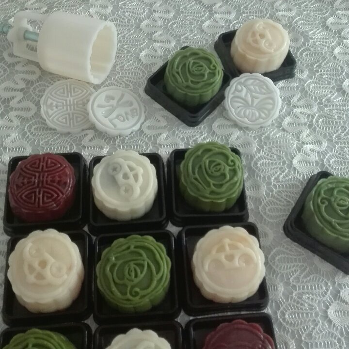 绝世好方！不开裂不粘手港式冰皮月饼（附奶黄馅做法）