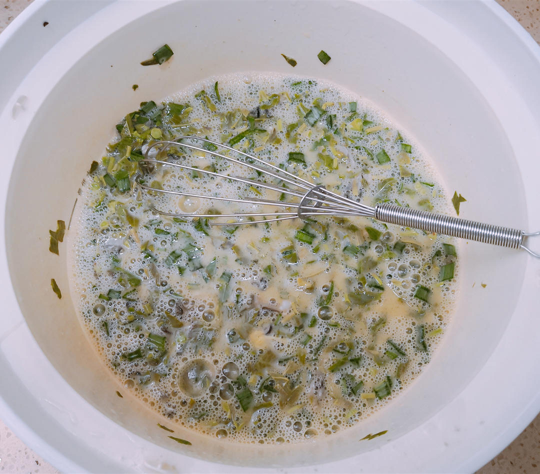 牡蛎香椿煎鸡蛋的做法 步骤3