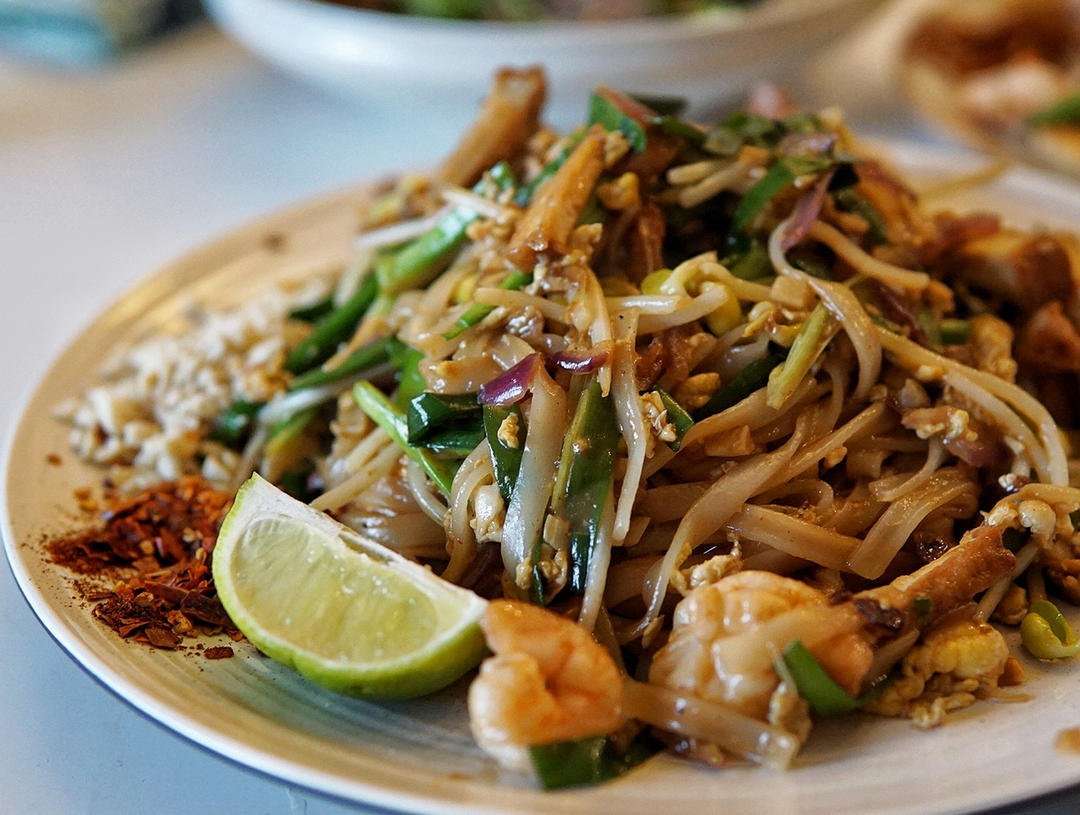 泰国的街头美食:大蝦炒粉Pad Thai泰式炒粉