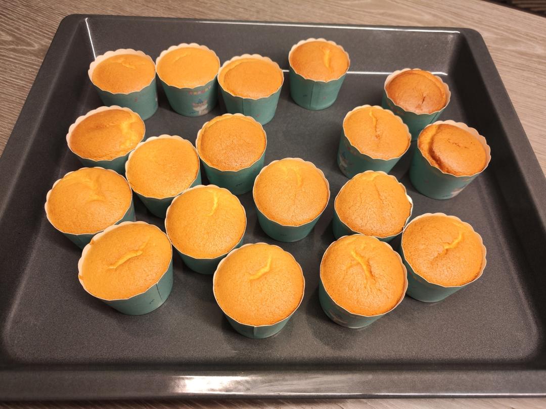 超详细的酸奶杯子蛋糕，不开裂不回缩不凹底，新手一次成功