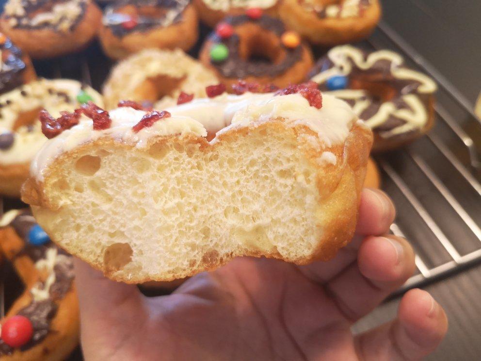 不完美但好吃的甜甜圈（无需烤箱和模具）