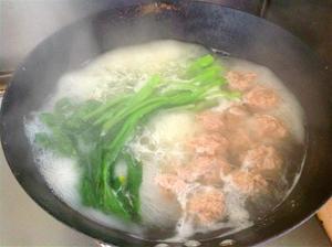 丸子菜心米线汤的做法 步骤5