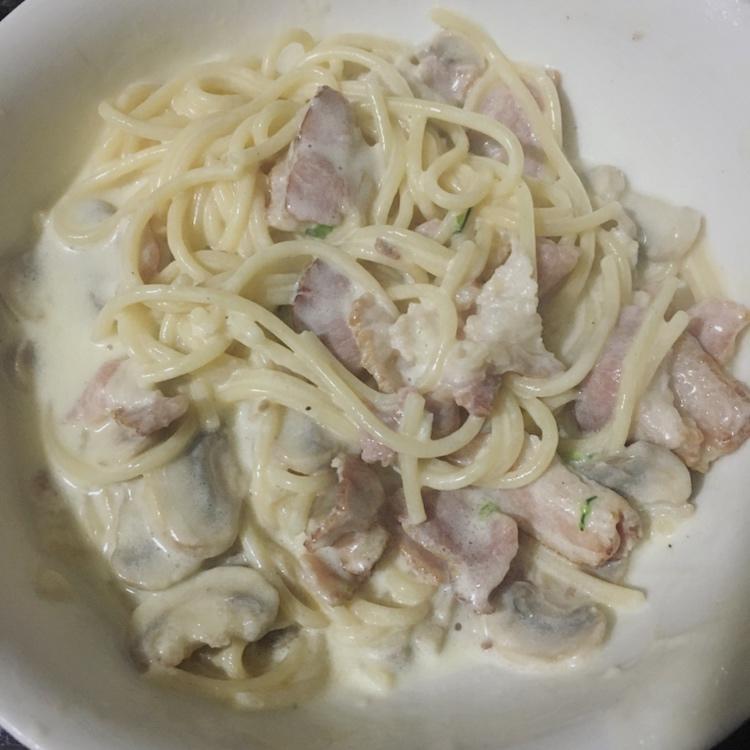白蘑菇奶油培根意面