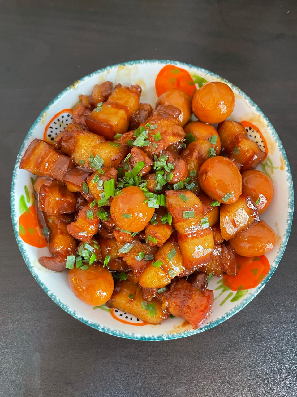 【加了鹌鹑蛋后,这盘红烧肉,美味的逆天啦——鹌鹑蛋烧肉(孔瑶食谱)图