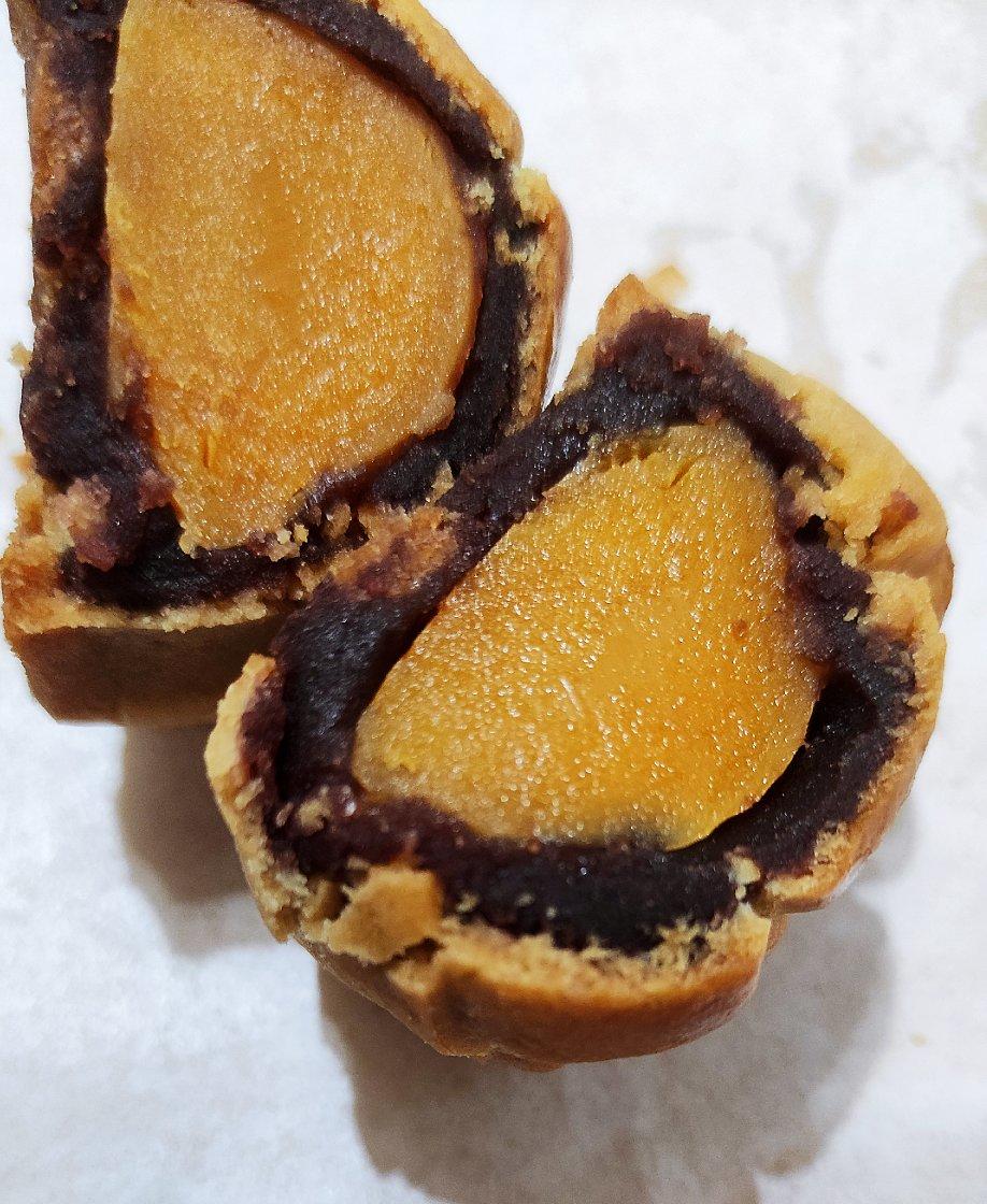 广式月饼－－蛋黄豆沙月饼