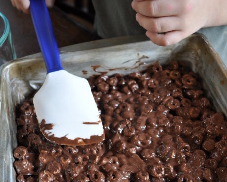 巧克力脆谷乐饼-和小孩子们合作完成的零食的做法 步骤4