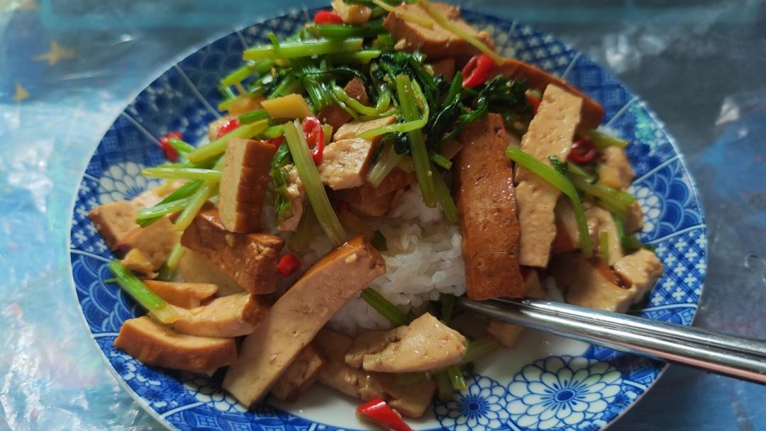 午餐晚餐简单快手下饭菜芹菜炒香干