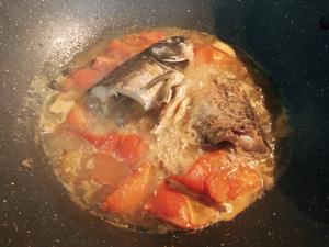 西红柿煮鲫鱼的做法 步骤3