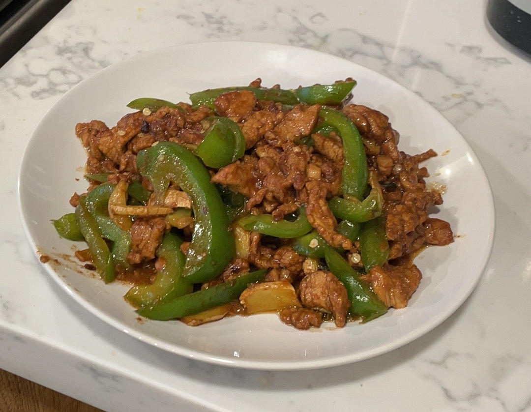 青椒肉丝，这样炒太好吃了。