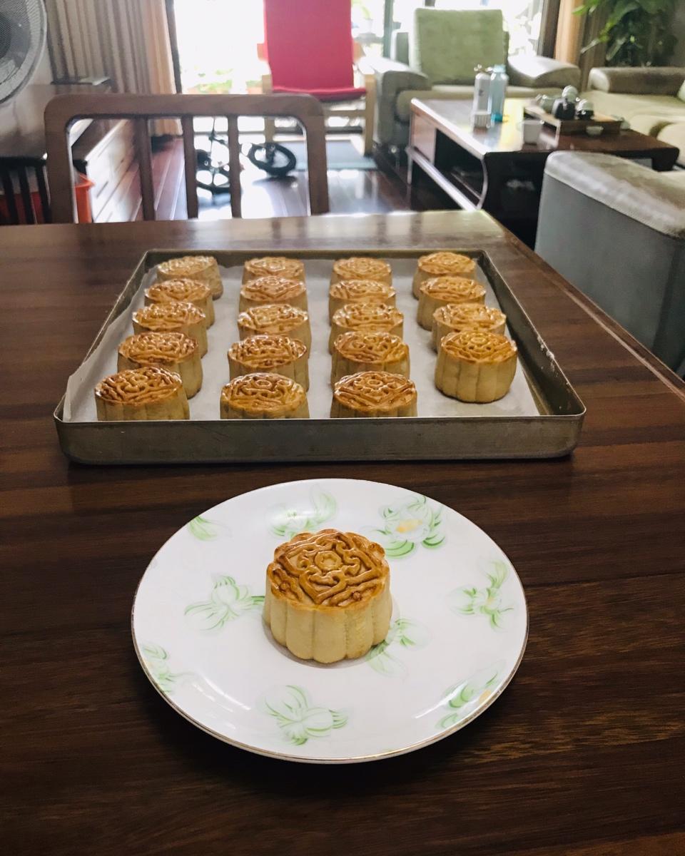 广式月饼—蛋黄莲蓉月饼