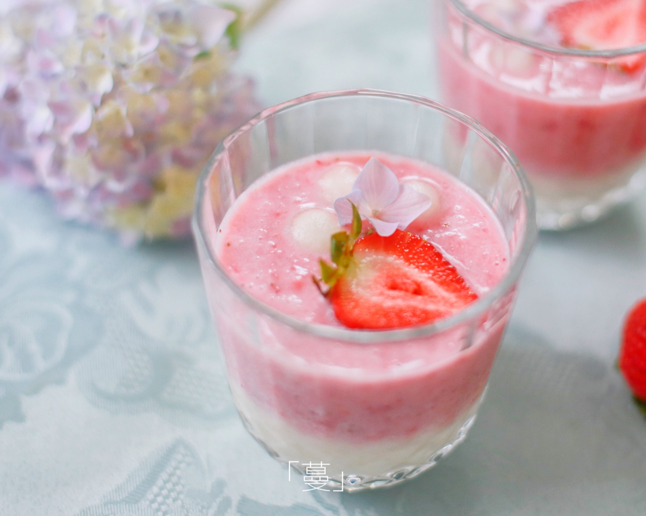 双色草莓奶昔的做法 步骤1