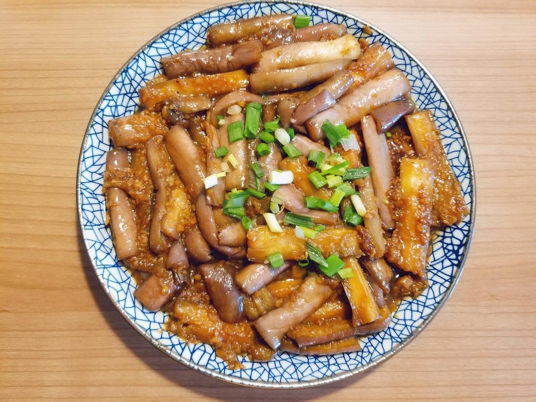 简单、少油的蒜蓉蒸茄子（长茄）