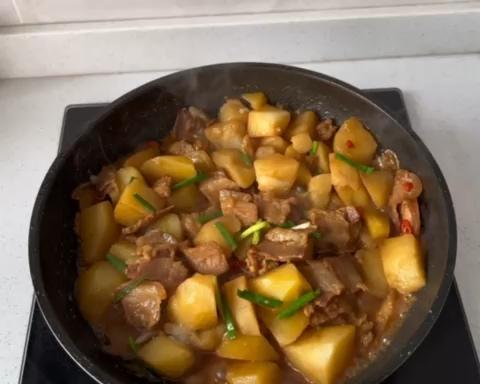 腊肉炖土豆