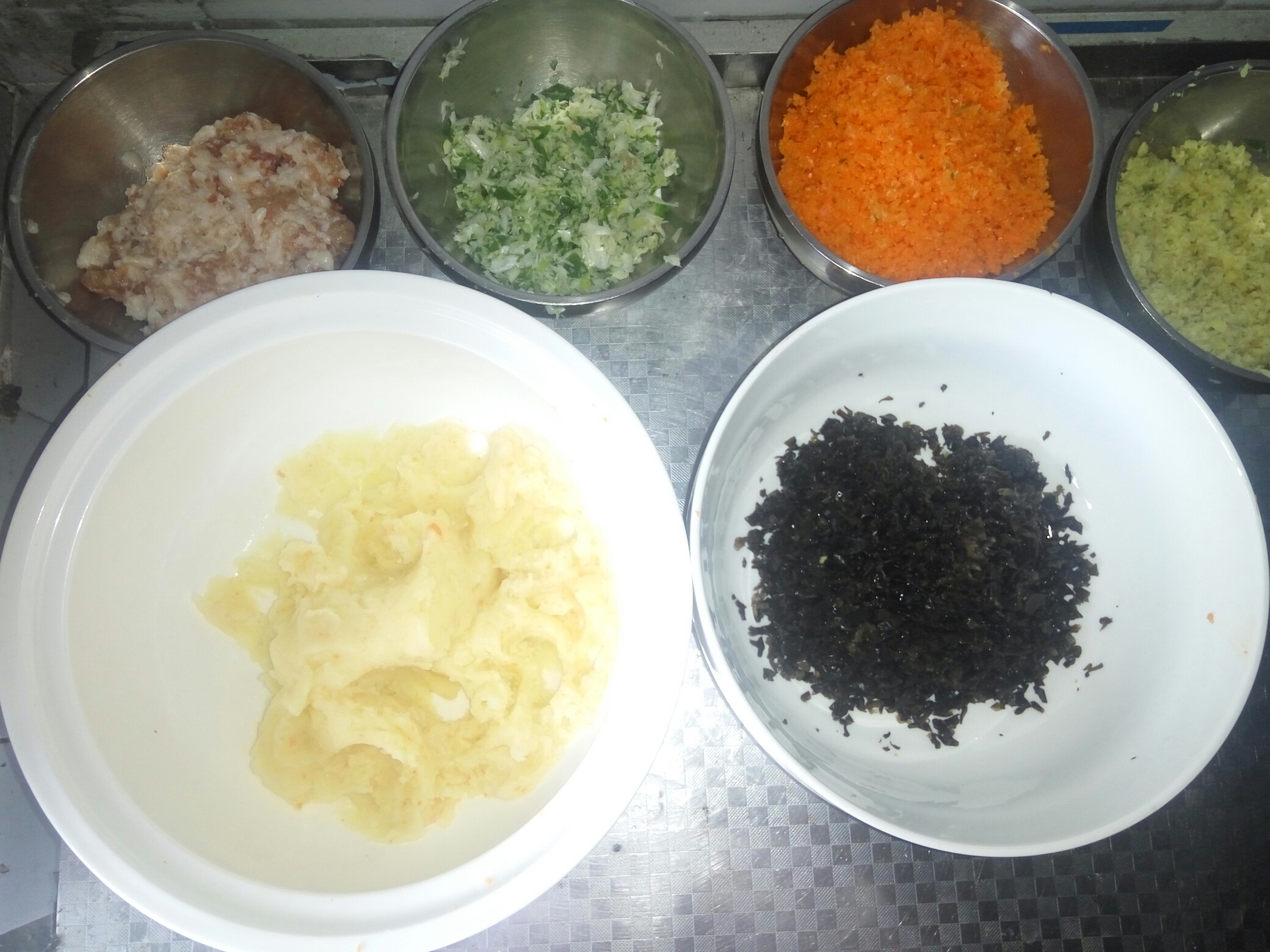木耳鸡蛋肉沫虾皮胡萝卜饺子的做法 步骤1