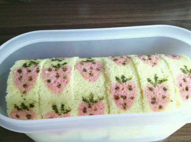 彩绘草莓蛋糕卷