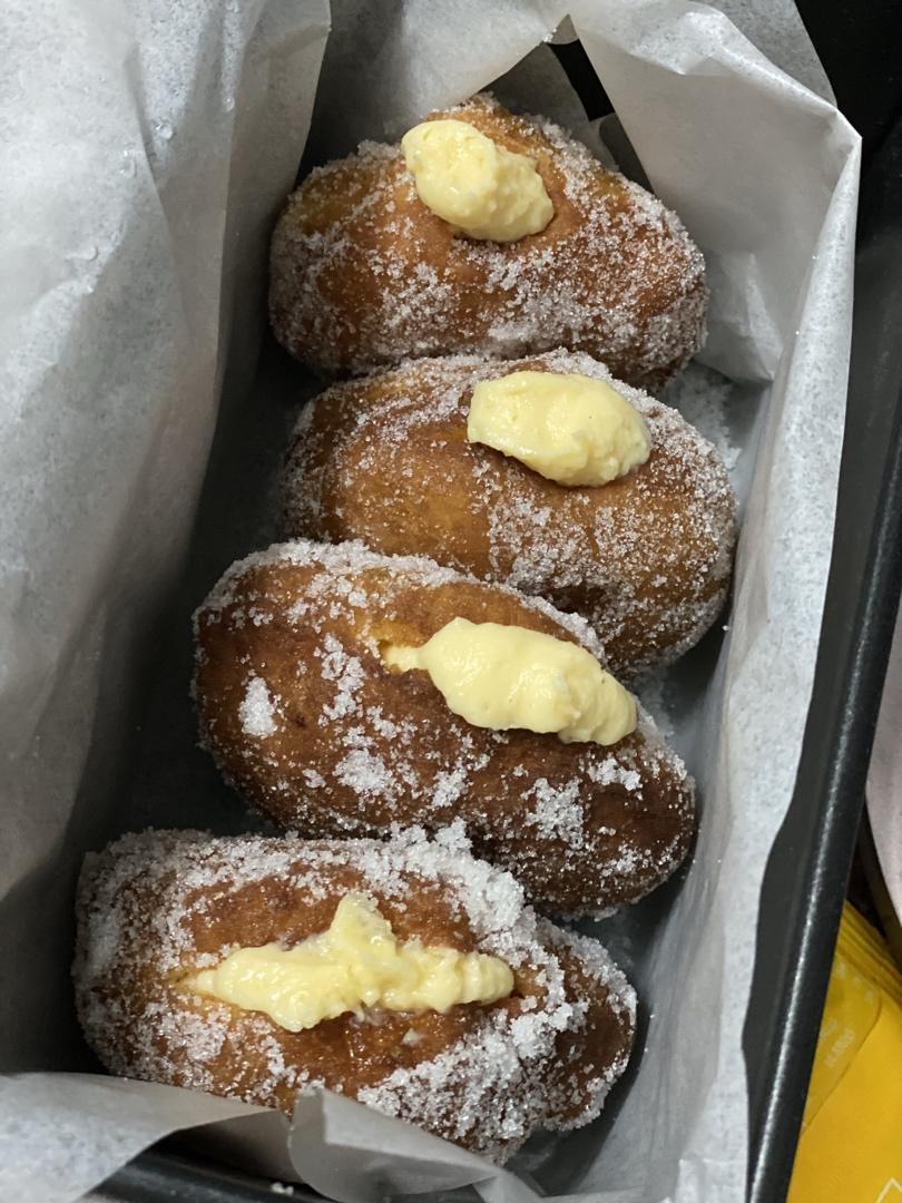 好吃到哭泣的甜甜圈VANILLA CREAM-FILLED DOUGHNUTS