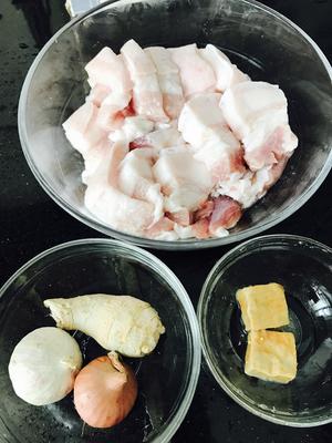 腐乳焖猪腩肉的做法 步骤1