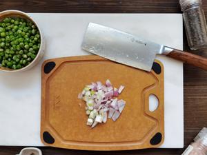 🌿法式豌豆浓汤&蒜香黄油法棍🥇普通食材做出米其林大餐的做法 步骤2