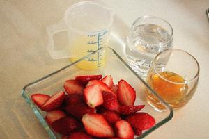 草莓柠乐 Strawberry Lemonade的做法 步骤1