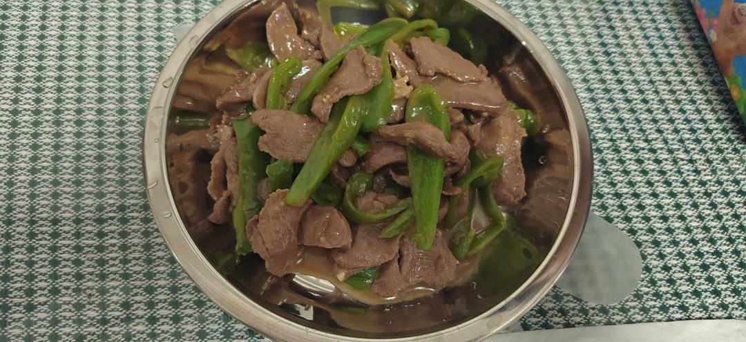 3分钟快手青椒炒牛肉，家庭版无盐无味精嫩香牛肉，我的常备菜单