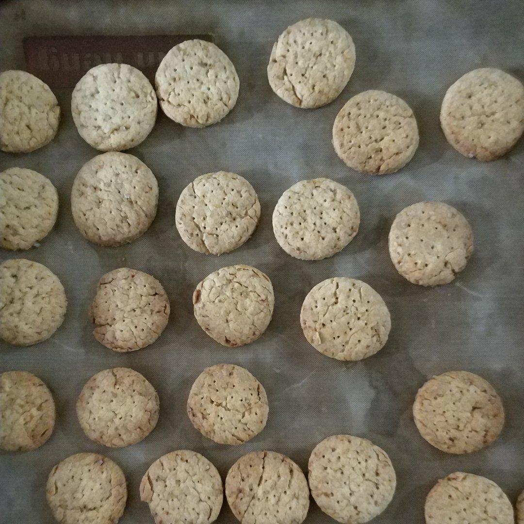 嘎嘣脆小饼干（无臭粉无泡打粉），不用晾凉就是脆的，儿时的味道