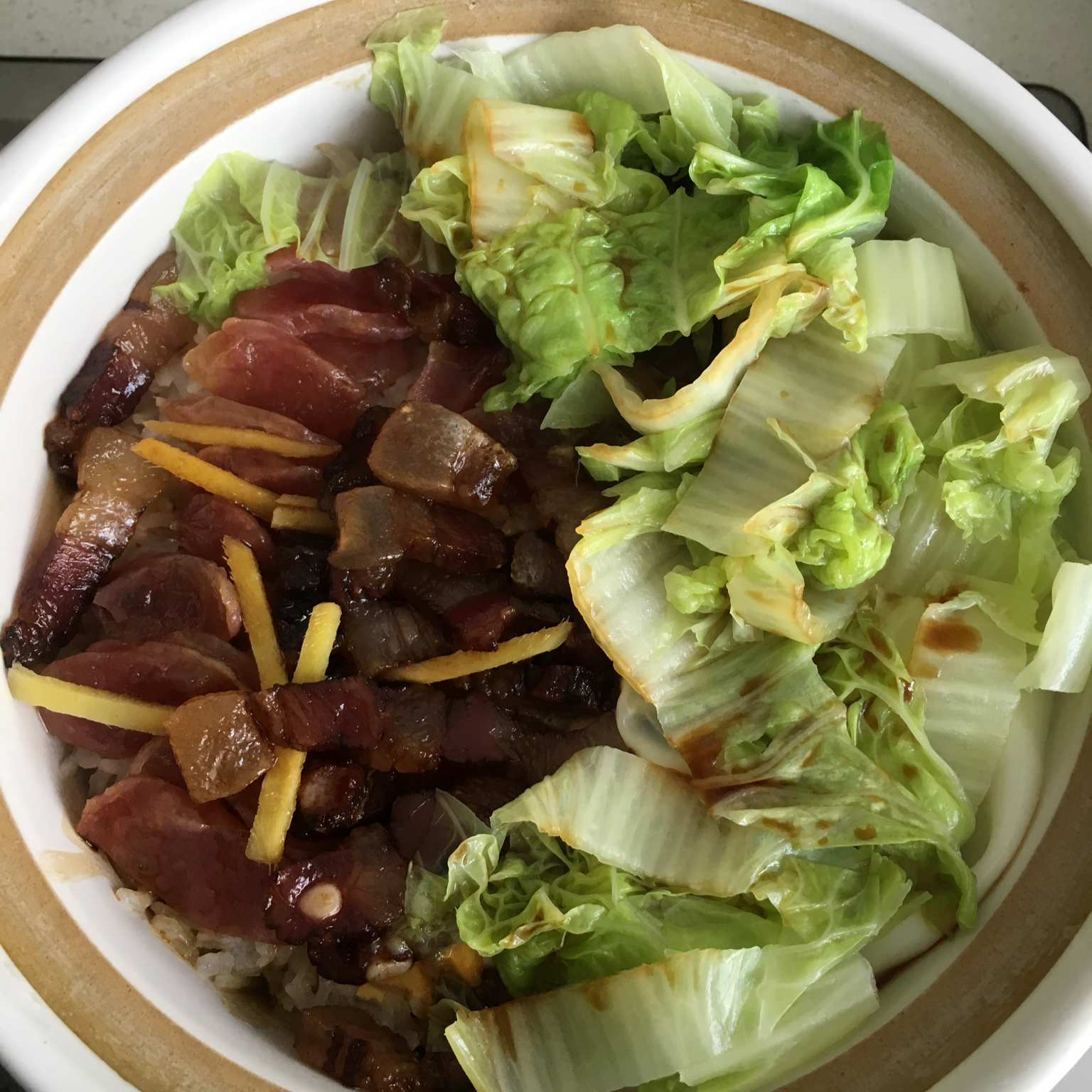 广式腊味煲仔饭